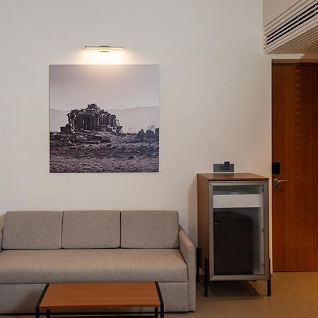 Radisson Resort And Spa Lonavla Exterior foto A room at the hotel