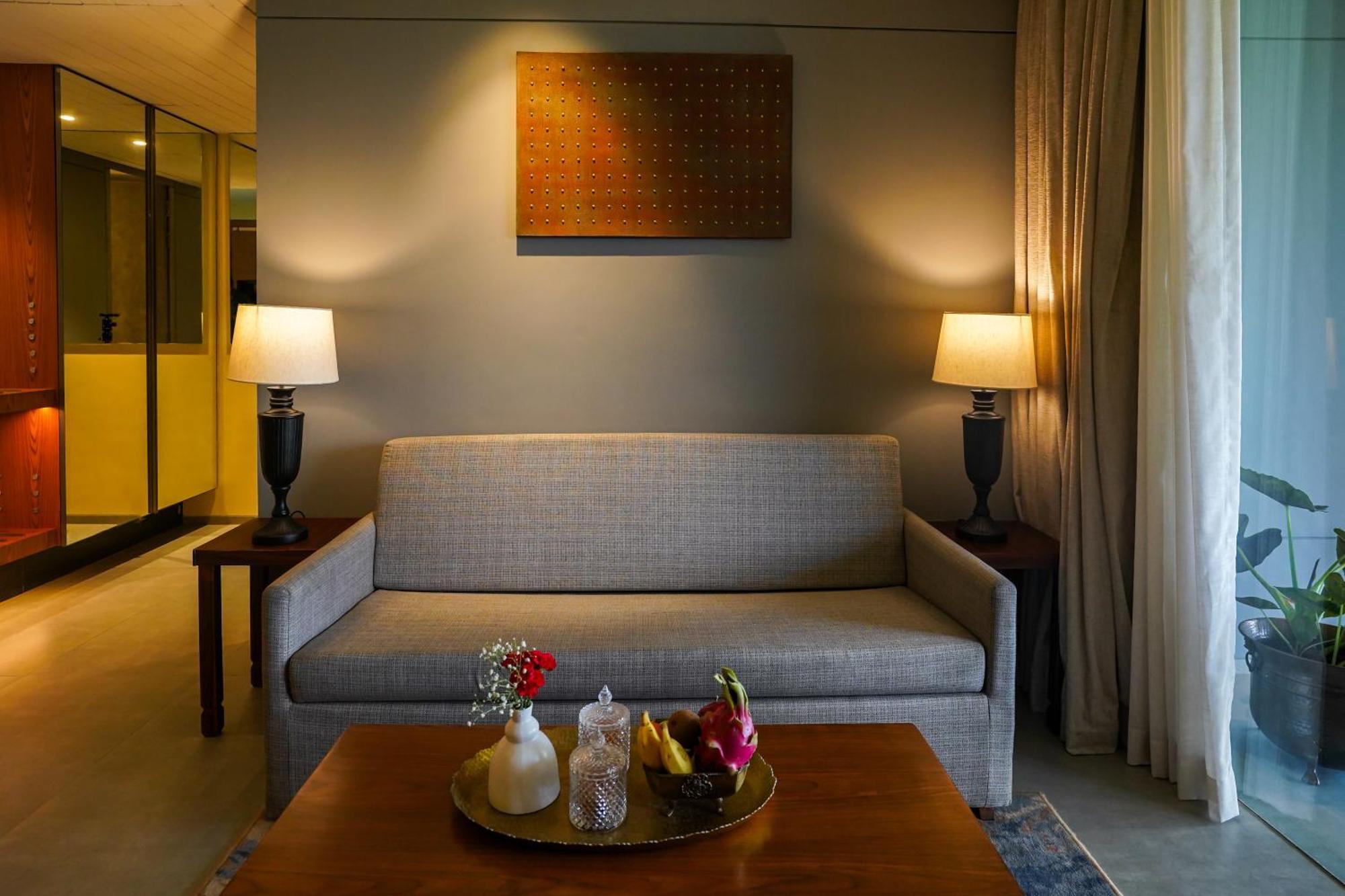 Radisson Resort And Spa Lonavla Exterior foto A sofa in a hotel room