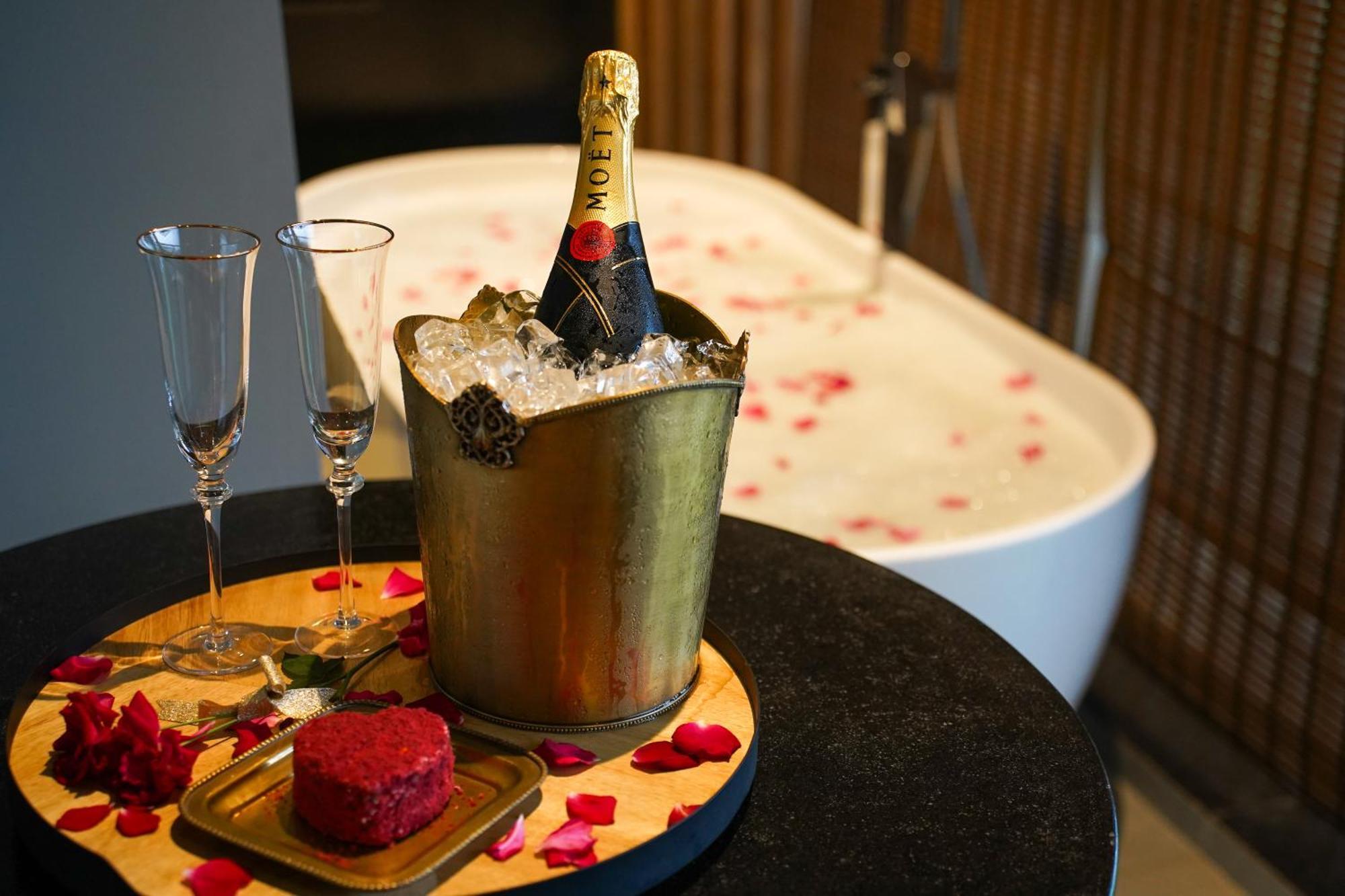 Radisson Resort And Spa Lonavla Exterior foto A bottle of Moët & Chandon champagne