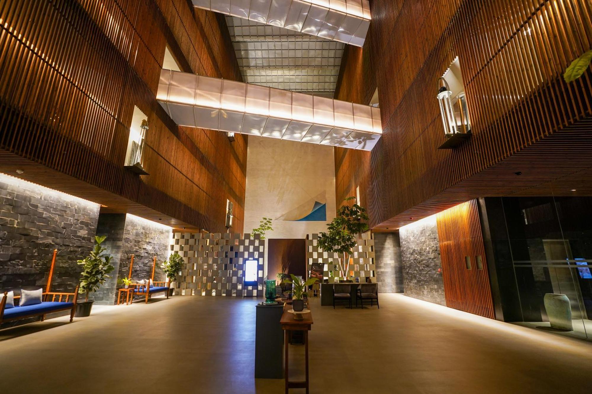 Radisson Resort And Spa Lonavla Exterior foto The lobby of the hotel