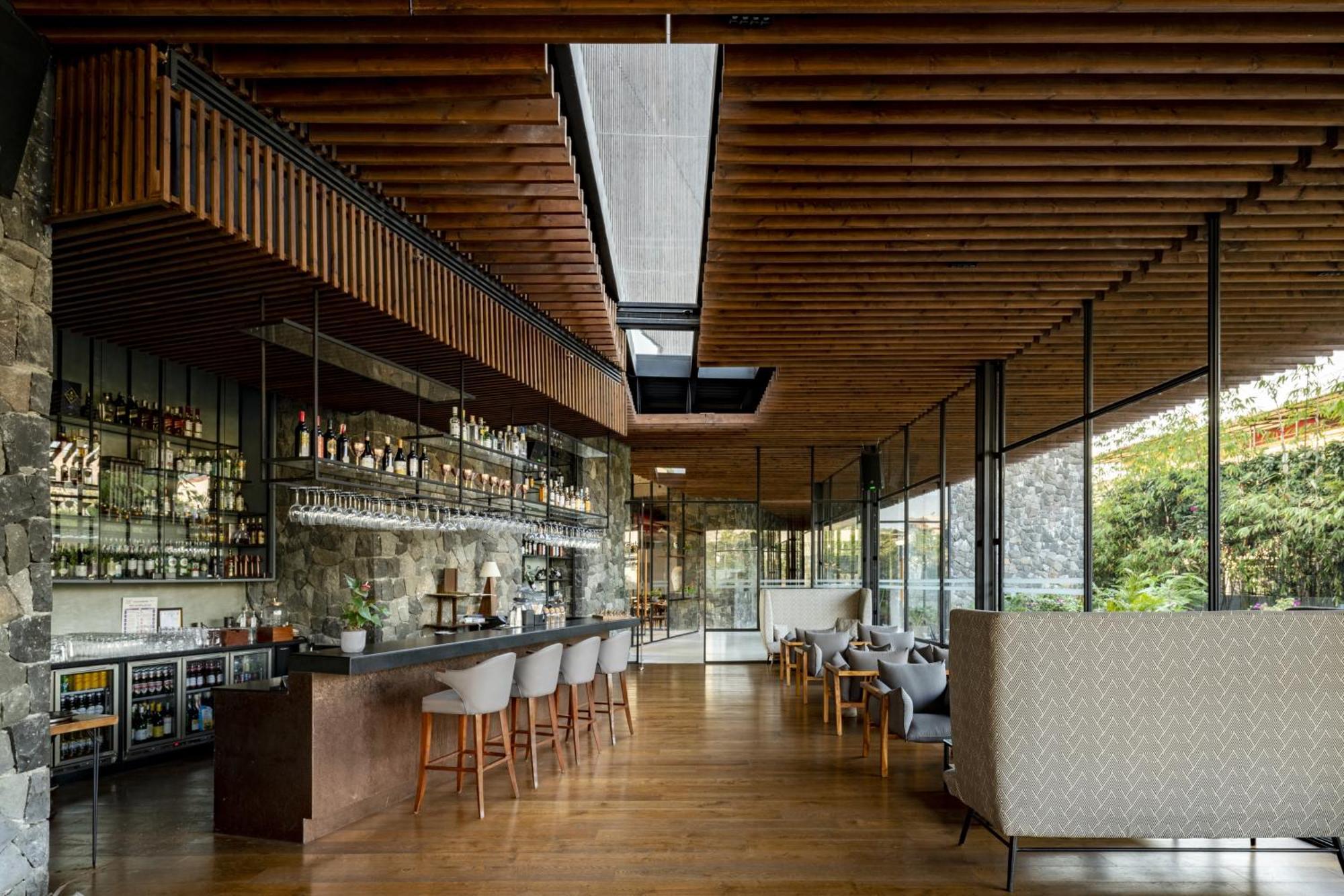 Radisson Resort And Spa Lonavla Exterior foto Restaurant interior