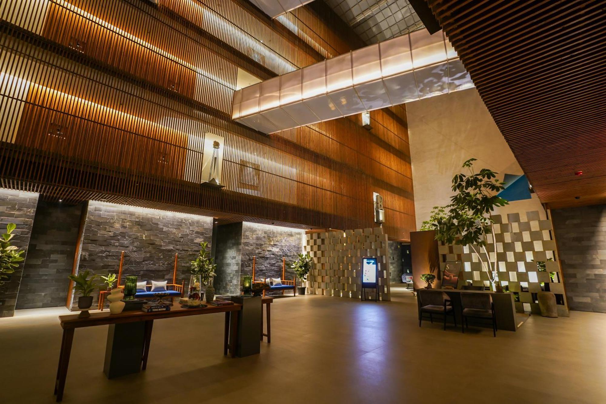 Radisson Resort And Spa Lonavla Exterior foto The lobby of the hotel