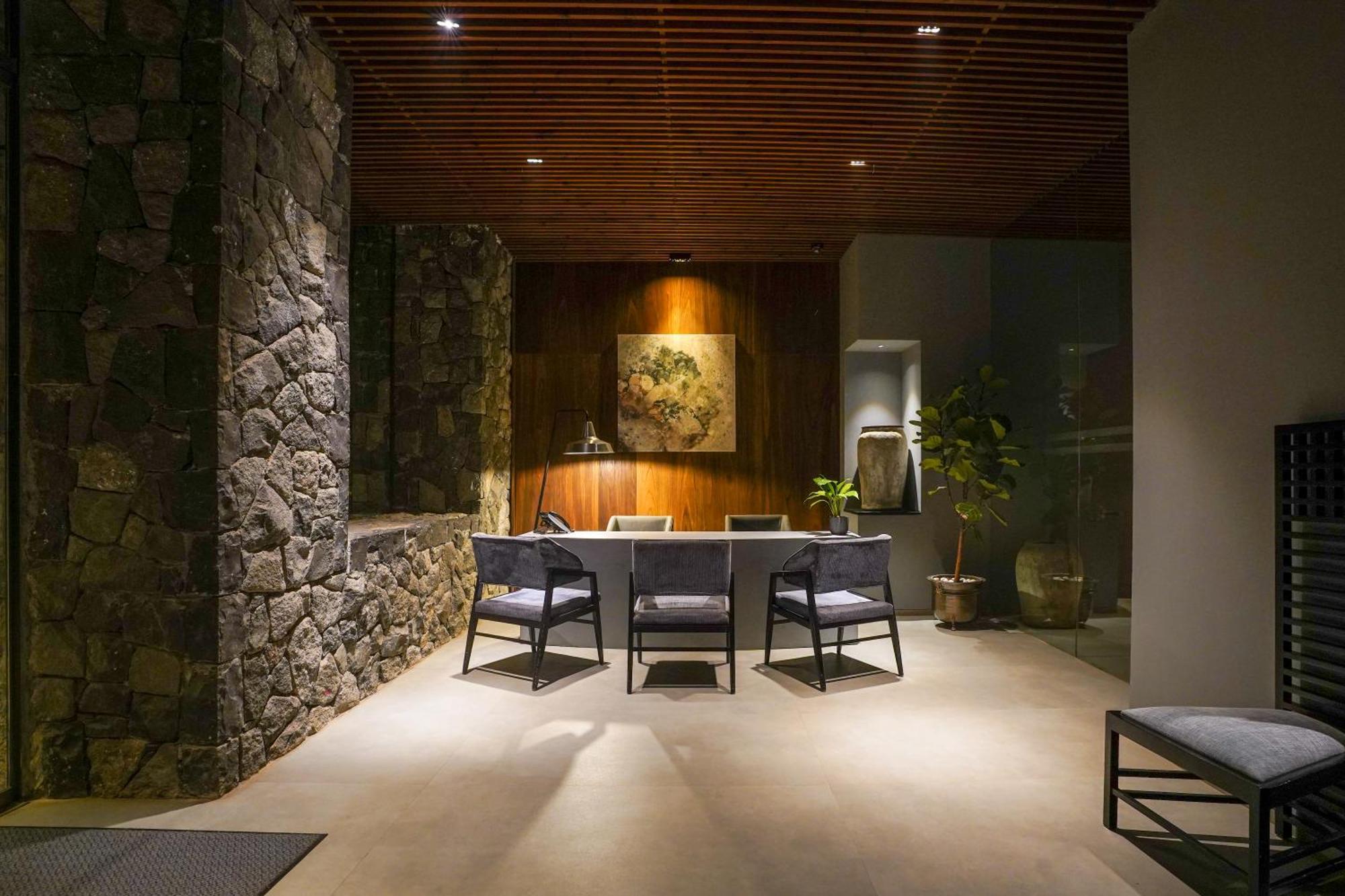 Radisson Resort And Spa Lonavla Exterior foto The lobby of the hotel