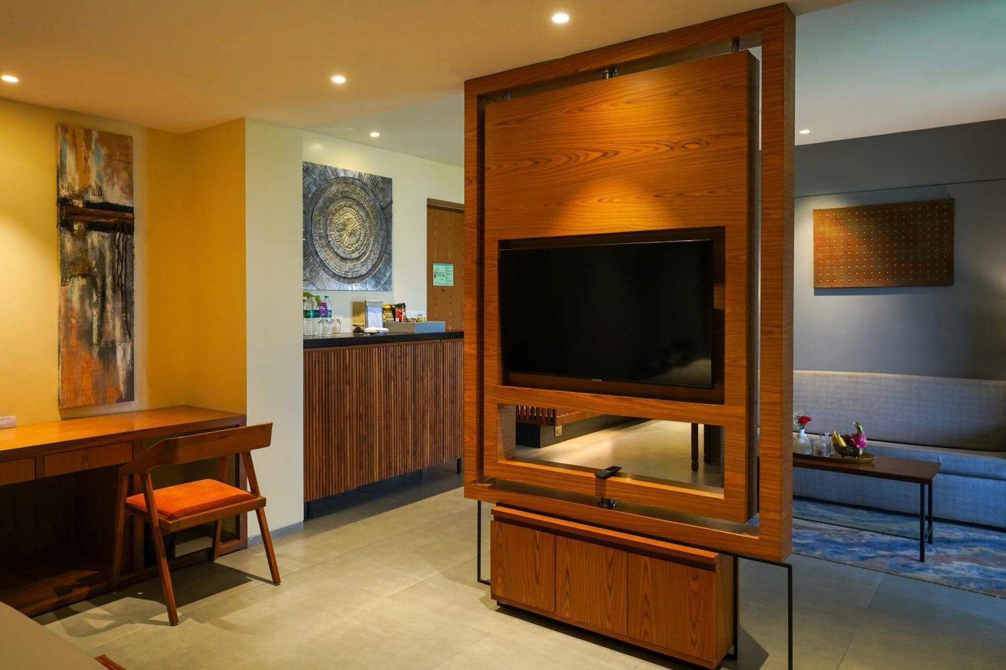 Radisson Resort And Spa Lonavla Exterior foto A television set in a hotel room