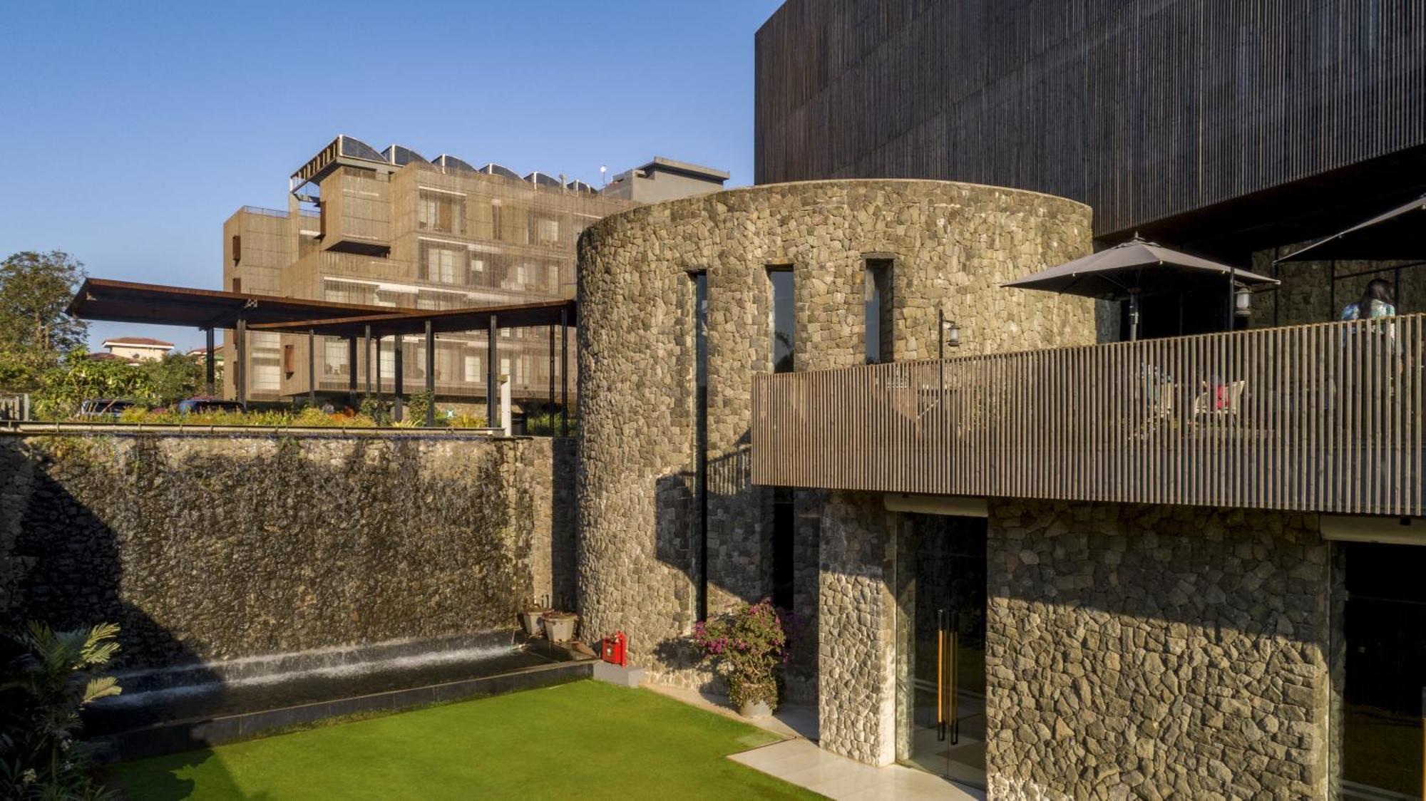 Radisson Resort And Spa Lonavla Exterior foto The hotel's exterior