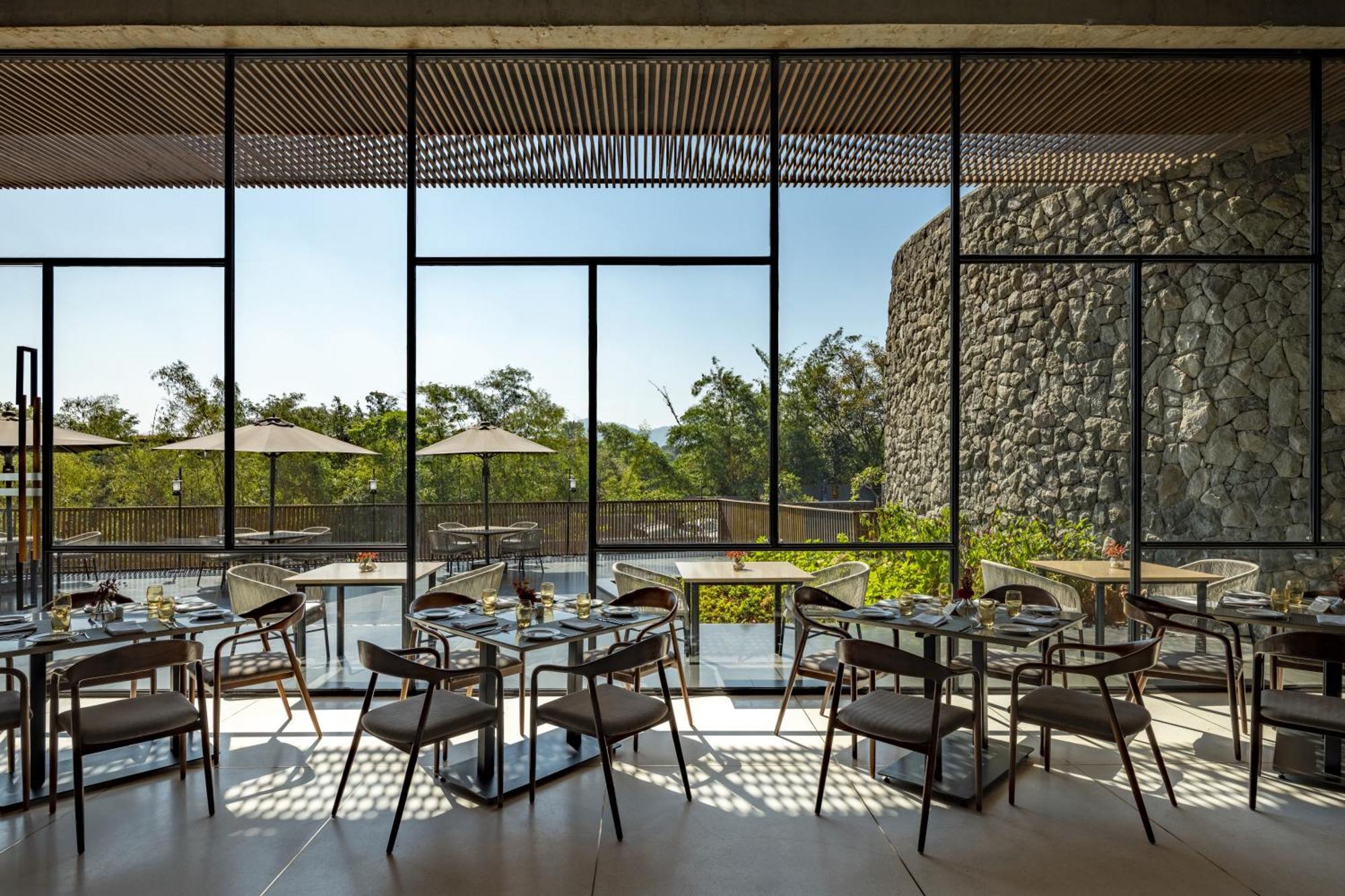 Radisson Resort And Spa Lonavla Exterior foto Restaurant