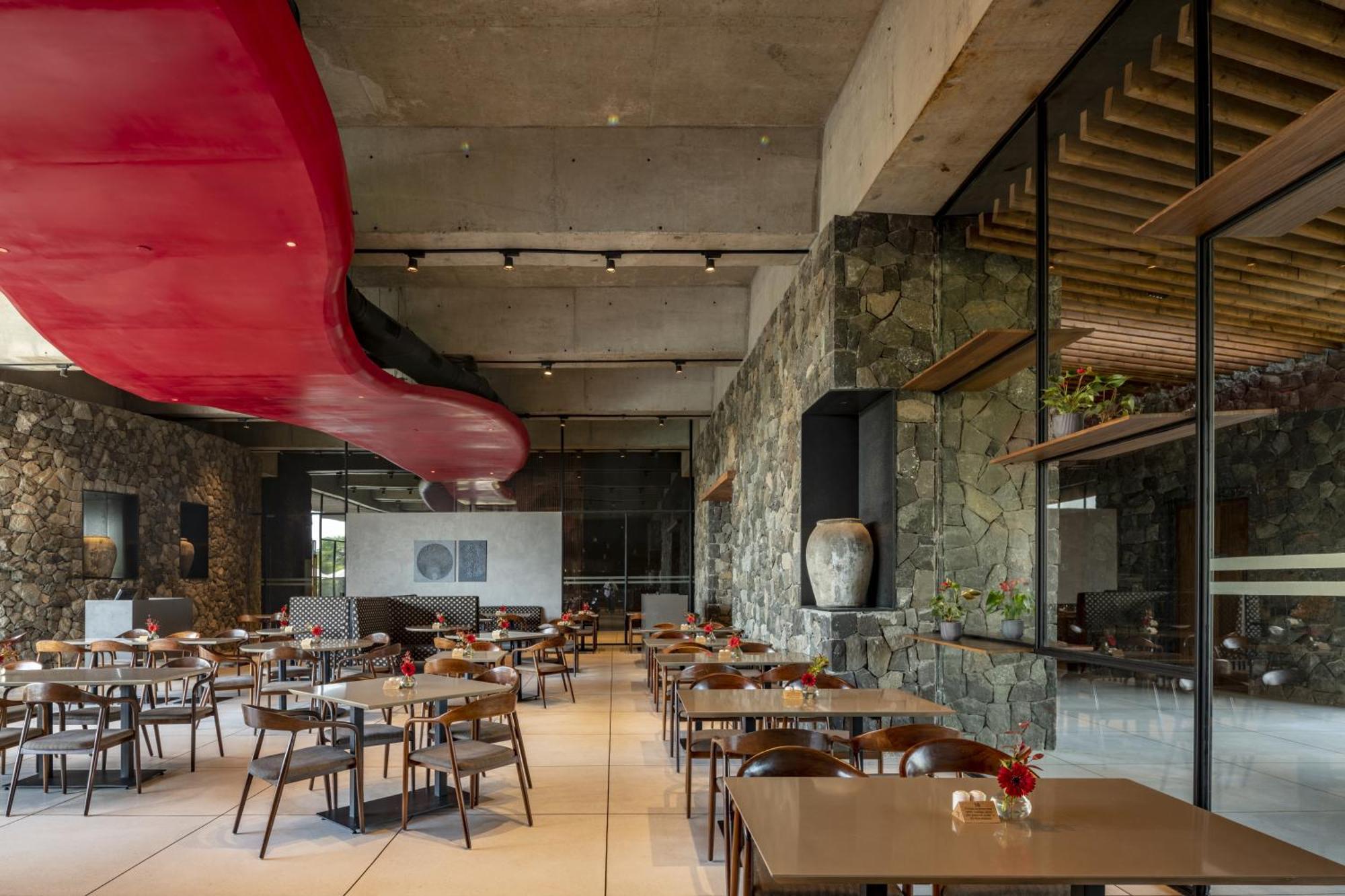 Radisson Resort And Spa Lonavla Exterior foto Restaurant