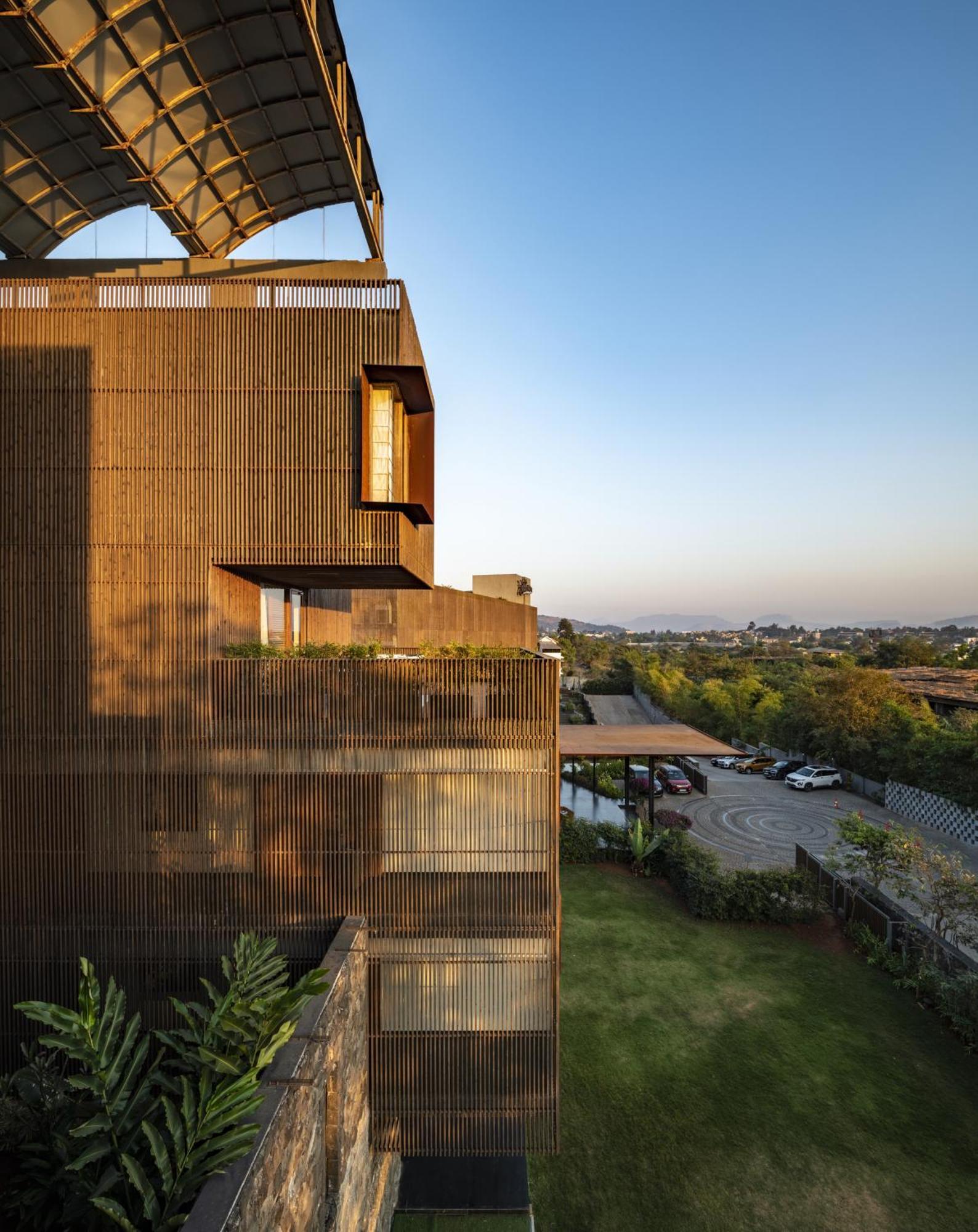 Radisson Resort And Spa Lonavla Exterior foto The building's exterior