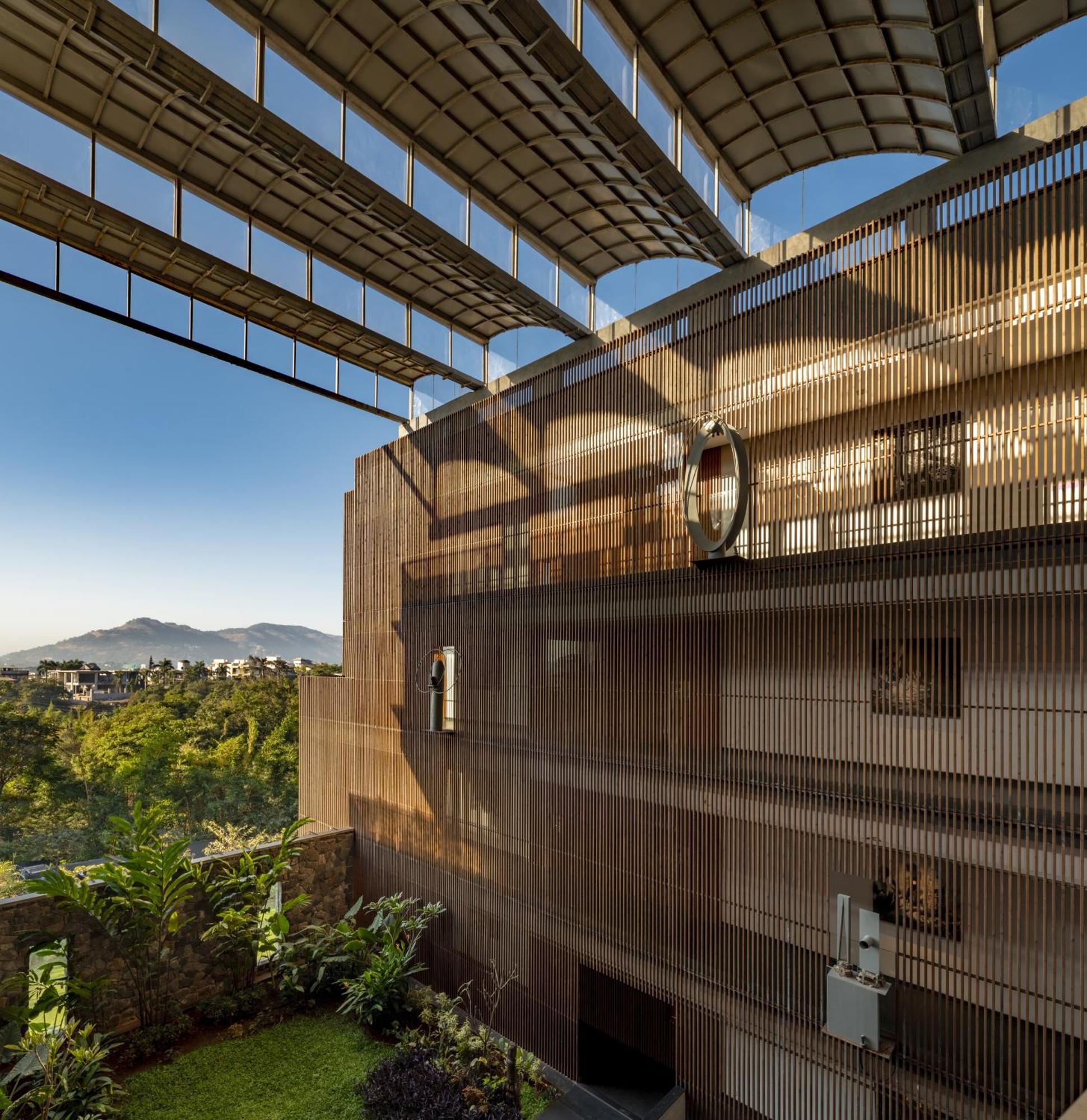 Radisson Resort And Spa Lonavla Exterior foto The building's facade