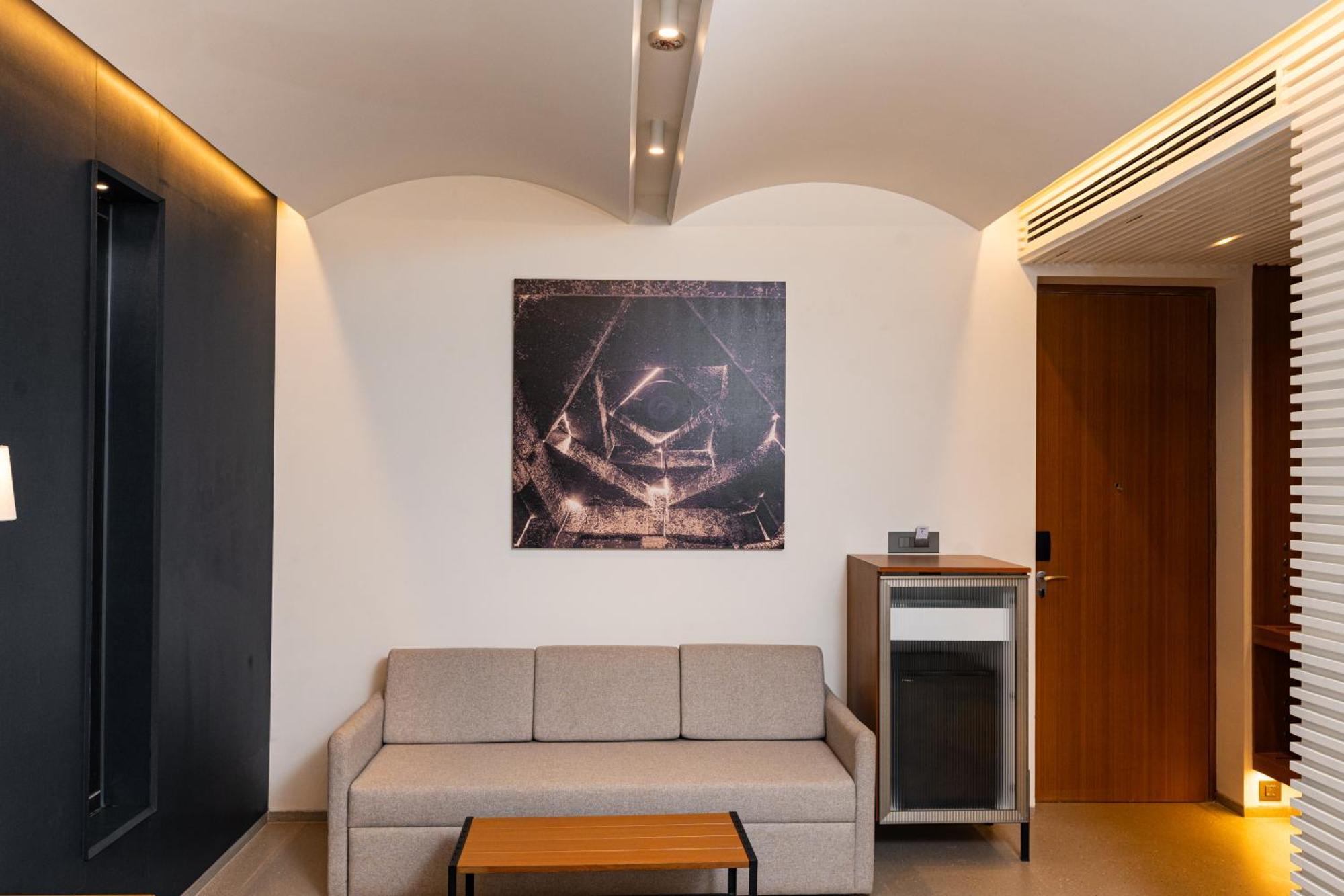 Radisson Resort And Spa Lonavla Exterior foto A room at the hotel