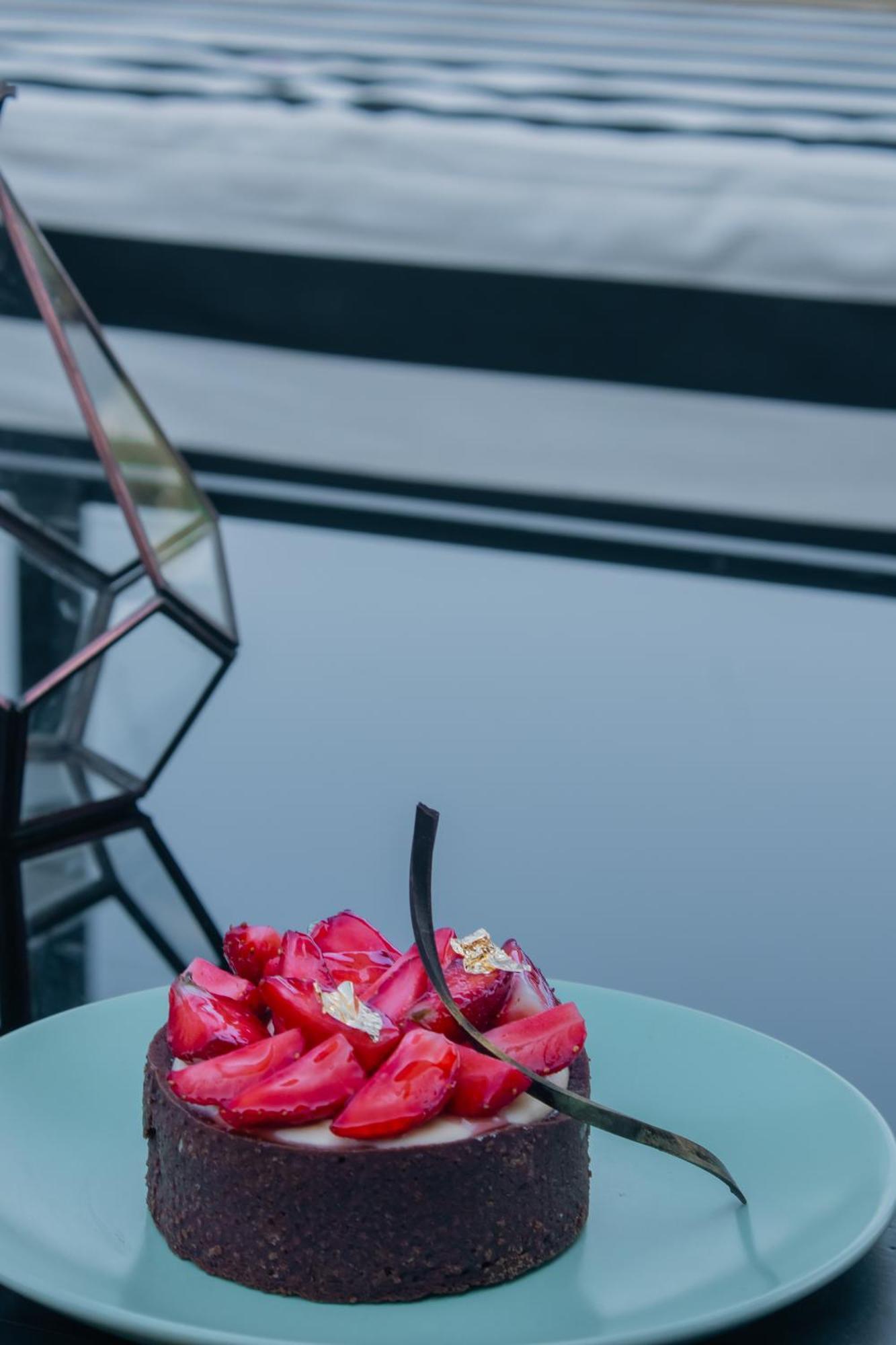Radisson Resort And Spa Lonavla Exterior foto A cake being cut with a cake knife
