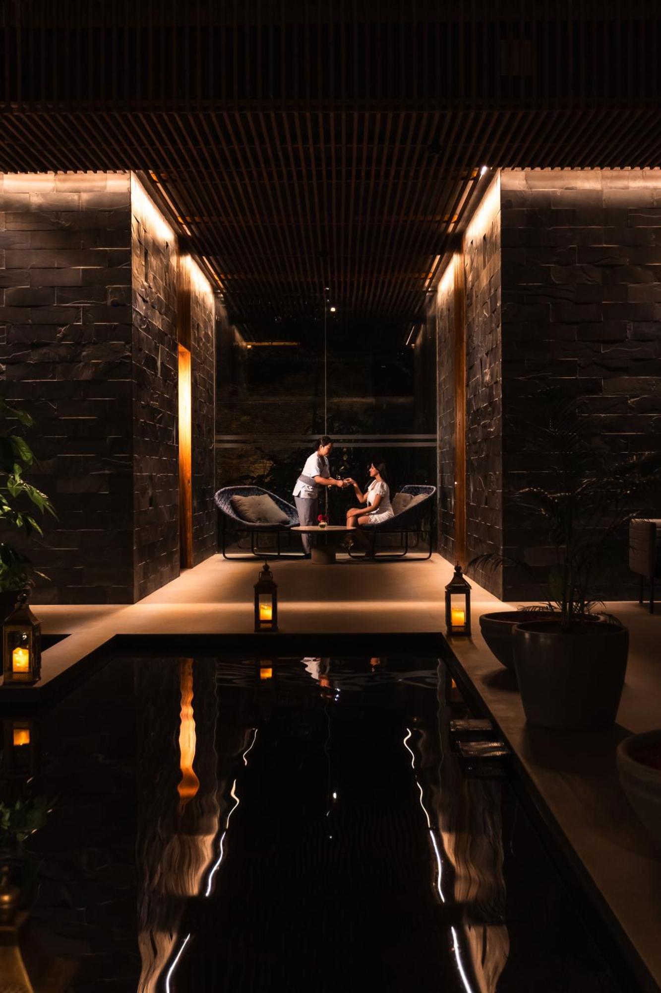 Radisson Resort And Spa Lonavla Exterior foto The lobby of the hotel
